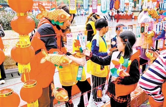 我市在活動(dòng)現(xiàn)場(chǎng)融入非遺等文化元素，致力讓每一位參與者都能在行走中感受文化魅力。江海區(qū)委宣傳部供圖