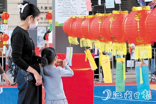 元宵節(jié)游園活動(dòng)現(xiàn)場(chǎng)，240個(gè)火紅燈籠整齊排列，燈籠上懸掛著數(shù)張寫(xiě)有謎面的紙條，吸引不少市民前來(lái)挑戰(zhàn)。