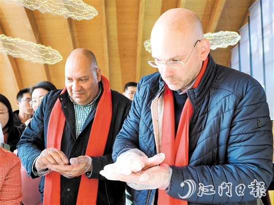 外籍高管職工學(xué)習(xí)制作鶴山特色美食。