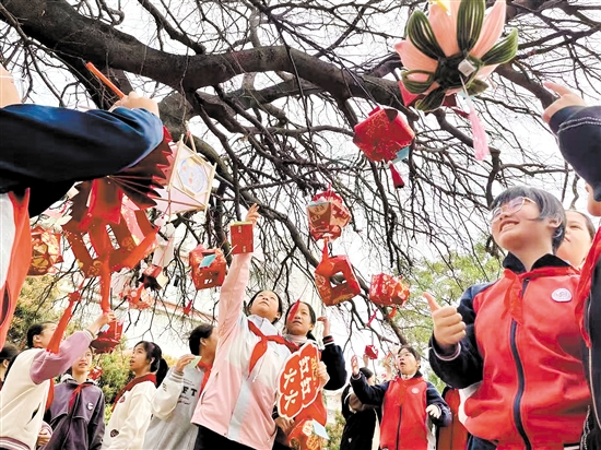 江門市怡福中學(xué)學(xué)生書寫新學(xué)期愿望，掛在校園內(nèi)的百年古樹上。