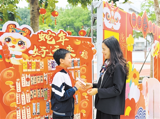 方寸之間，溫情無限。開平市僑園路小學(xué)給學(xué)生派發(fā)書簽。