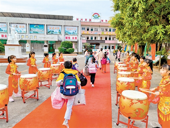 新會崖門黃沖小學(xué)以蔡李佛醒獅和鼓樂迎接學(xué)生。