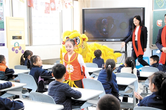 鶴山市碧桂園學(xué)校學(xué)生扮演哪吒，給同學(xué)們帶來驚喜。