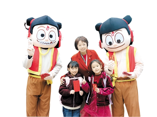 “哪吒”現(xiàn)身陳白沙小學(xué)，給學(xué)生帶來祝福。