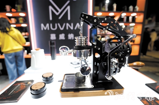 咖啡節(jié)上，慕威納的意式手搖半自動E61馬赫咖啡機。張浩洋