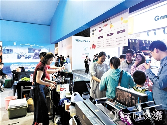 市民品嘗西啡膠囊咖啡機制作的咖啡。陳嬋