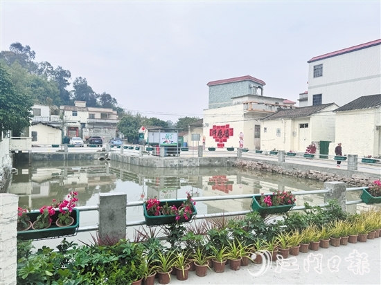 在基礎(chǔ)環(huán)境提升方面，北達(dá)村下了大力氣，帶來(lái)的新變化讓村民紛紛點(diǎn)贊。圖為村內(nèi)池塘。