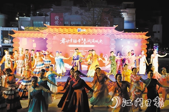 群眾舞蹈隊伍輪番登場，帶來民族舞、古典舞、秧歌等節(jié)目，表演精彩紛呈。