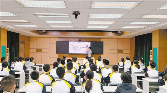 江門市疾控中心工作人員進(jìn)校園科普健康知識。