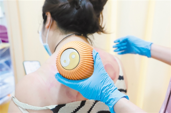 雨水時節(jié)，按揉或艾灸穴位可以起到祛濕化痰、健脾理氣的作用。