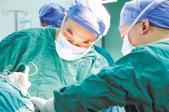 顱內(nèi)動脈瘤一旦破裂，后果可能極其嚴(yán)重。圖為醫(yī)生為患者進(jìn)行手術(shù)。