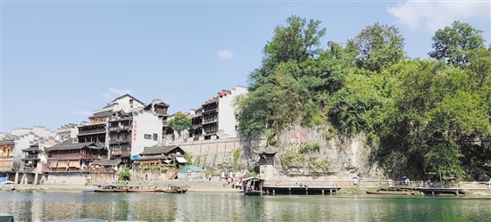 邊城茶峒群山環(huán)抱，城中有山，山中有城。