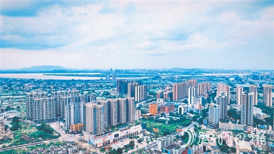 當(dāng)下，在鶴山大地，“拼”的精神、“闖”的勁頭、“實(shí)”的干勁處處涌動。圖為鶴山城區(qū)。