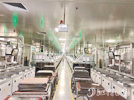 世運(yùn)電路今年第一季度生產(chǎn)訂單已經(jīng)排滿，企業(yè)生產(chǎn)車間機(jī)器轟鳴，生產(chǎn)線加速運(yùn)轉(zhuǎn)。