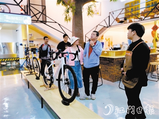 市民在Plan.B自行車生活館選購(gòu)適宜的自行車。劉瓊