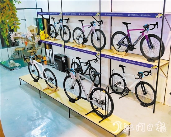 Plan.B自行車生活館內(nèi)陳列著各式各樣的自行車。劉瓊