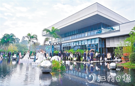 春節(jié)期間，蓬江區(qū)樓市火熱，不少人趁著假期到各大樓盤實(shí)地了解市況。