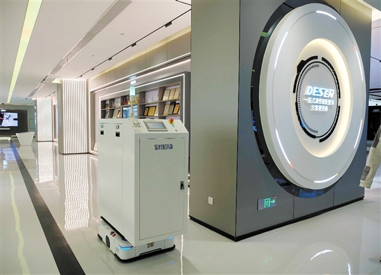 德森精密生產(chǎn)的涂覆機(jī)和全自動機(jī)器人配合作業(yè)。