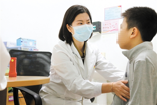 醫(yī)生為患兒查體。