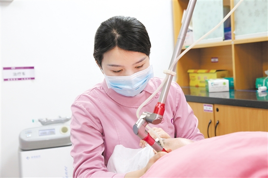 醫(yī)護人員為痤瘡患者進行治療。