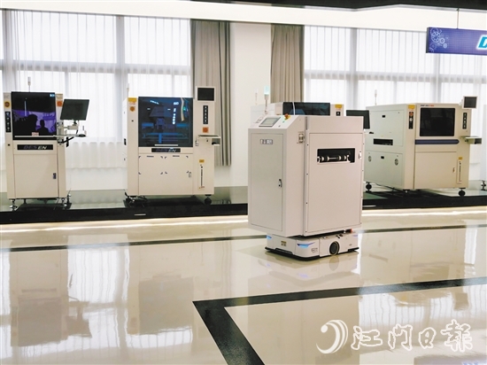 德森智能生產(chǎn)的AGV全自動(dòng)機(jī)器人正在工作。劉瓊