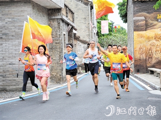 參賽選手在鮮卑古村縱情奔跑。