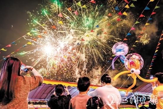 進(jìn)入夜晚，花炮會(huì)現(xiàn)場(chǎng)仍然非常熱鬧，絢麗煙花讓村民、游客大飽眼福。歐蕊榮