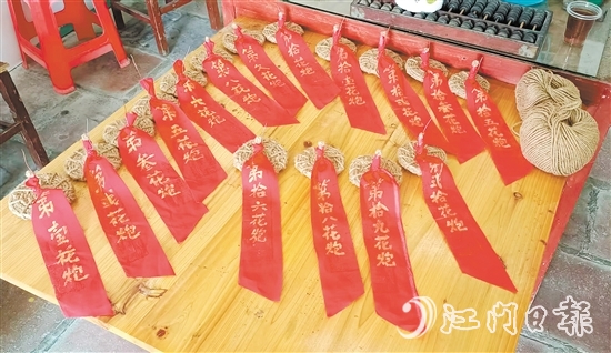 “搶炮”環(huán)節(jié)用的花炮頭由麻繩編織而成，如今“搶炮”被抽簽取代，既保留了傳統(tǒng)，又確保了安全。鶴城鎮(zhèn)供圖