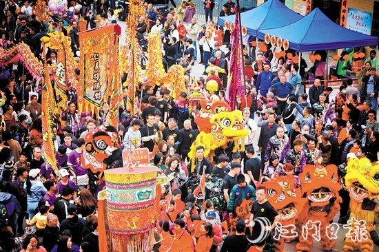 正月十六上午，小官田樟樹下村熱鬧非凡，村民們敲鑼打鼓，進(jìn)行“接炮”“還炮”等環(huán)節(jié)。