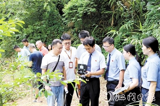 檢察干警借助無人機(jī)開展調(diào)查取證工作。