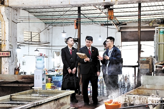 執(zhí)行干警走進(jìn)涉案企業(yè)了解生產(chǎn)情況。