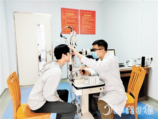 蓬江區(qū)有序組織應(yīng)征青年參加體檢。