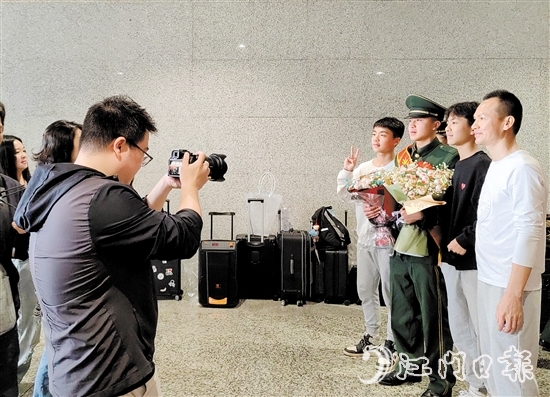 家人迎接退役軍人光榮返鄉(xiāng)。