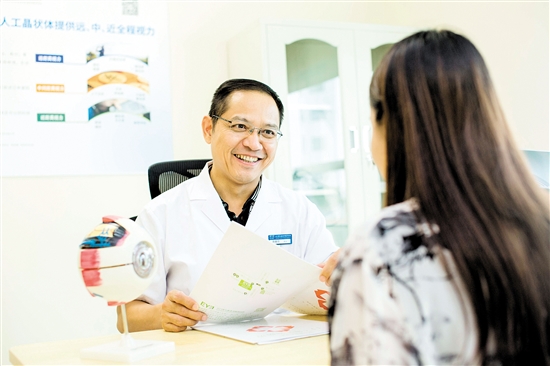 趙春陽為病人看診。