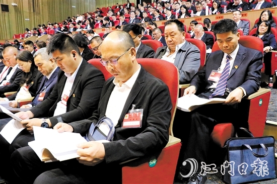 來自各條戰(zhàn)線的人大代表、政協(xié)委員熱議鶴山市政府工作報告。