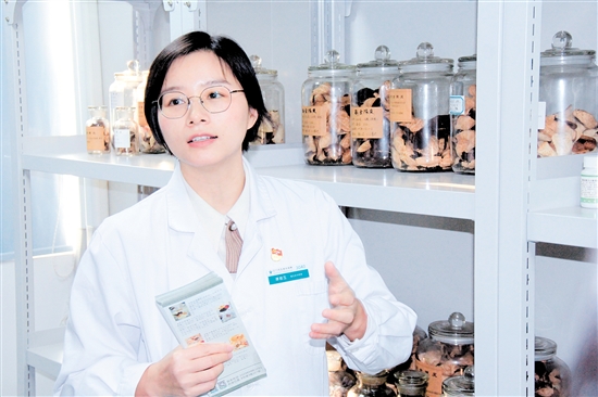 藥學(xué)部負(fù)責(zé)人譚娥玉 藥學(xué)部負(fù)責(zé)人譚娥玉