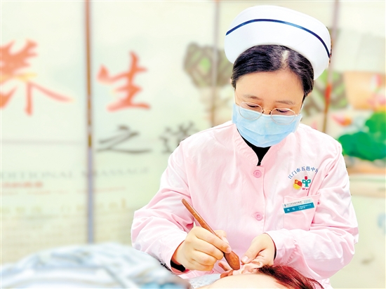 中醫(yī)經(jīng)典科護(hù)士長(zhǎng)黃霓 中醫(yī)經(jīng)典科護(hù)士長(zhǎng)黃霓