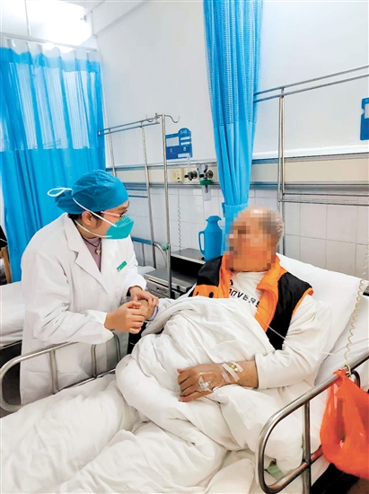 麥苗青在查房中鼓勵(lì)患者。