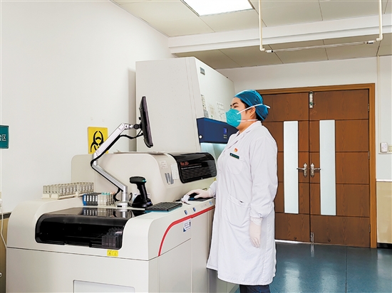 趙冬婷進(jìn)行檢測(cè)工作。