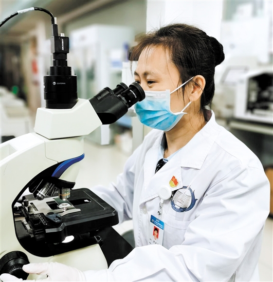 譚家晶進(jìn)行檢驗(yàn)工作。