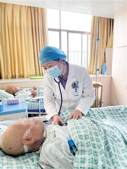 李華燕檢查患者情況。