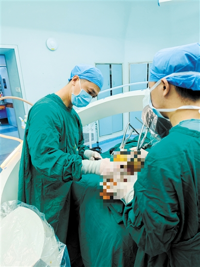 醫(yī)生為陳阿婆實施手術。