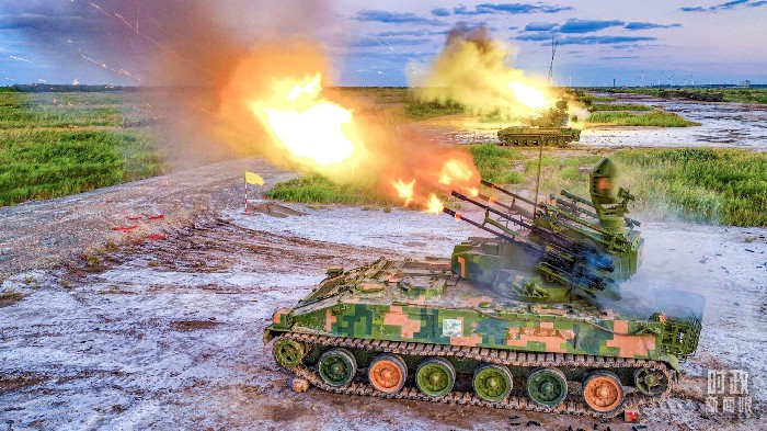 △2024年9月，陸軍第71集團(tuán)軍某合成旅高炮分隊(duì)正在演練。（圖/視覺(jué)中國(guó)）