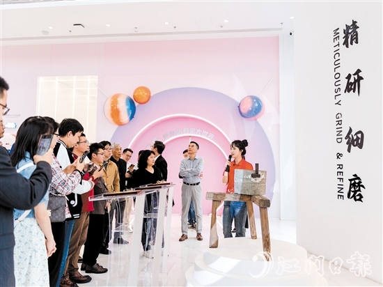 禮樂街道組織企業(yè)家們參觀金多多糖果樂園。