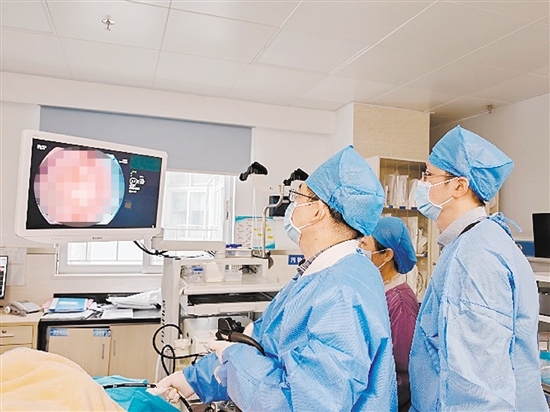 消化內(nèi)科團(tuán)隊(duì)為患者施行手術(shù)。