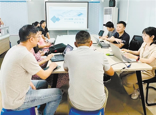 環(huán)市街道社區(qū)衛(wèi)生服務(wù)中心強(qiáng)化數(shù)據(jù)安全培訓(xùn)。