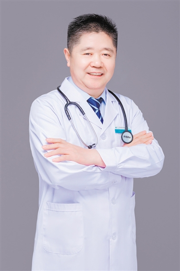 楊愛成：江門市五邑中醫(yī)院腎病科主任，主任醫(yī)師，醫(yī)學(xué)博士，暨南大學(xué)碩士生導(dǎo)師，嶺南名醫(yī)，江門市名醫(yī)。