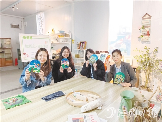 農(nóng)業(yè)銀行江門分行女職工制作陶藝手工品。