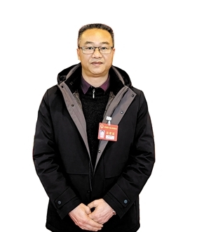 開平市人大代表，龍勝鎮(zhèn)龍勝墟社區(qū)黨支部書記、居委會主任張健鋒