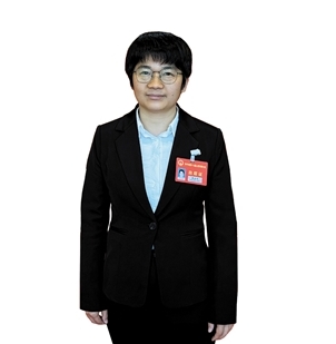 開平市人大代表，馬岡鎮(zhèn)聯(lián)岡村黨總支書記、村委會主任梁泳怡